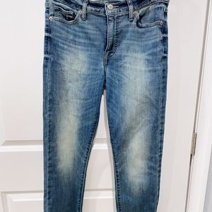 Skinny high-rise Lucky brand jeans for women. Slightly distressed. Size 6 (28).